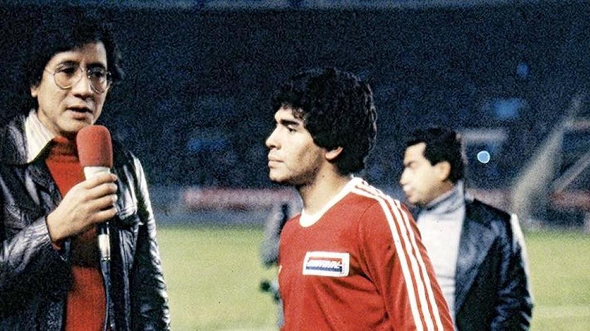 Roberto Salinas Benavides entrevista a Diego Maradona para la televisión, en una visita a Lima del ídolo naciente con Argentinos Juniors para jugar en el Estadio nacional.
