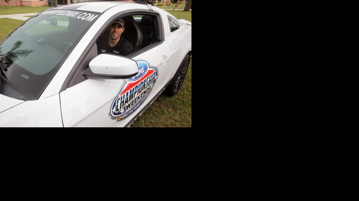
El piloto cubanoamericano de la serie Sprint Cup de NASCAR, Aric Almirola, durante su visita a la Base de la Fuerza Aerea de Homestead, el 10 de septiembre.
