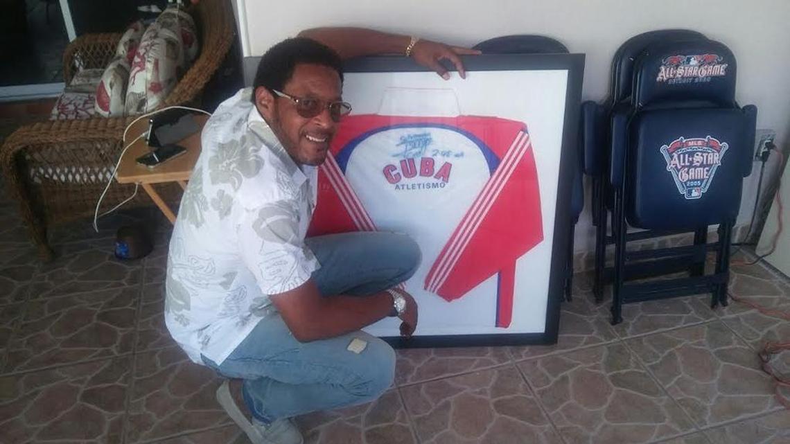 JAVIER SOTOMAYOR junto a un jersey autografiado que guardaba un amigo suyo en Miami, el 8 de marzo del 2017.