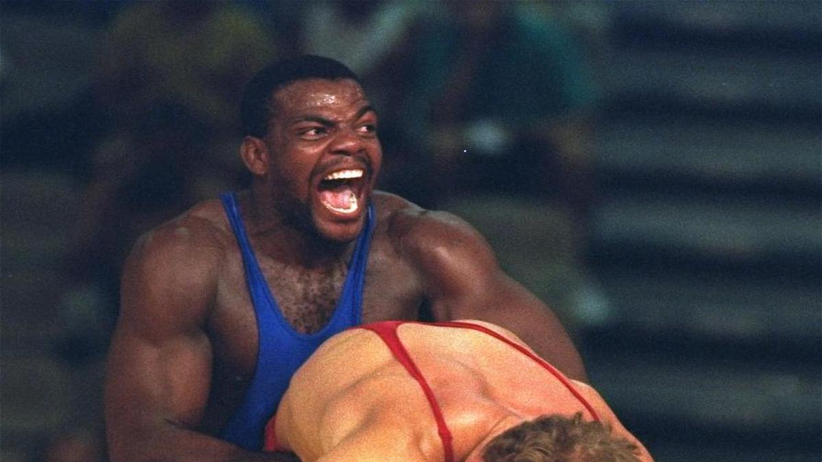 Héctor Milián (izq.) en su combate con el alemán Andreas Steinbachm en el evento de lucha grecorromana, en los Juegos Olímpicos de Barcelona, en agosto de 1992.