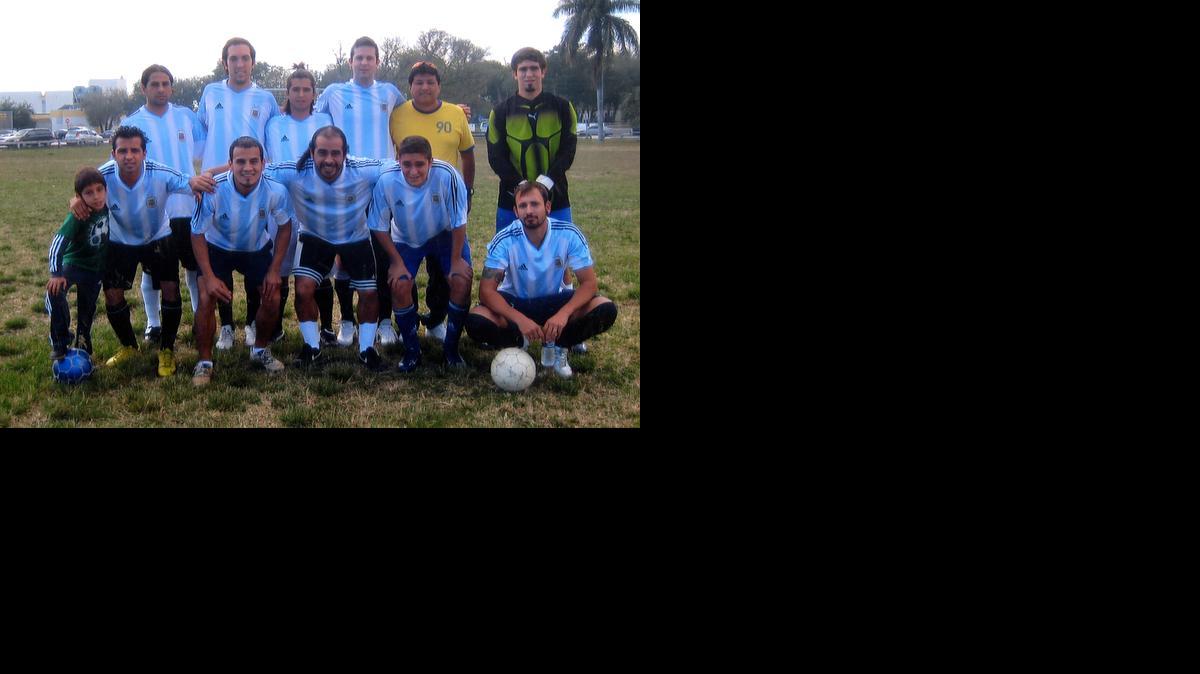 
Equipo de Argentina juega en Broward con su capitán “El Tano” y su entrenador Freddy Castillo.

