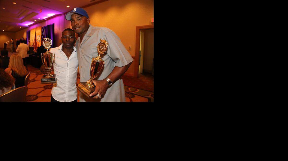 
Guillermo Rigondeaux (izq.) y Orlando “El Duque” Hernández en la entrega de la Copa Dorada, el domingo en Doral.
