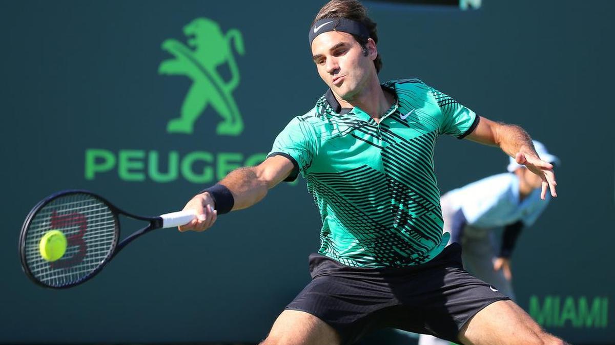 Roger Federer devuelve una pelota en el partido contra el español Robert Bautista Agut, el martes 28 de marzo del 2017 en el Miami Open.