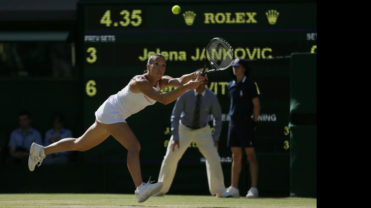 
La serbia Jelena Jankovic devuelve una bola en el triunfo ante la checa Petra Kvitova en Wimbledon.
