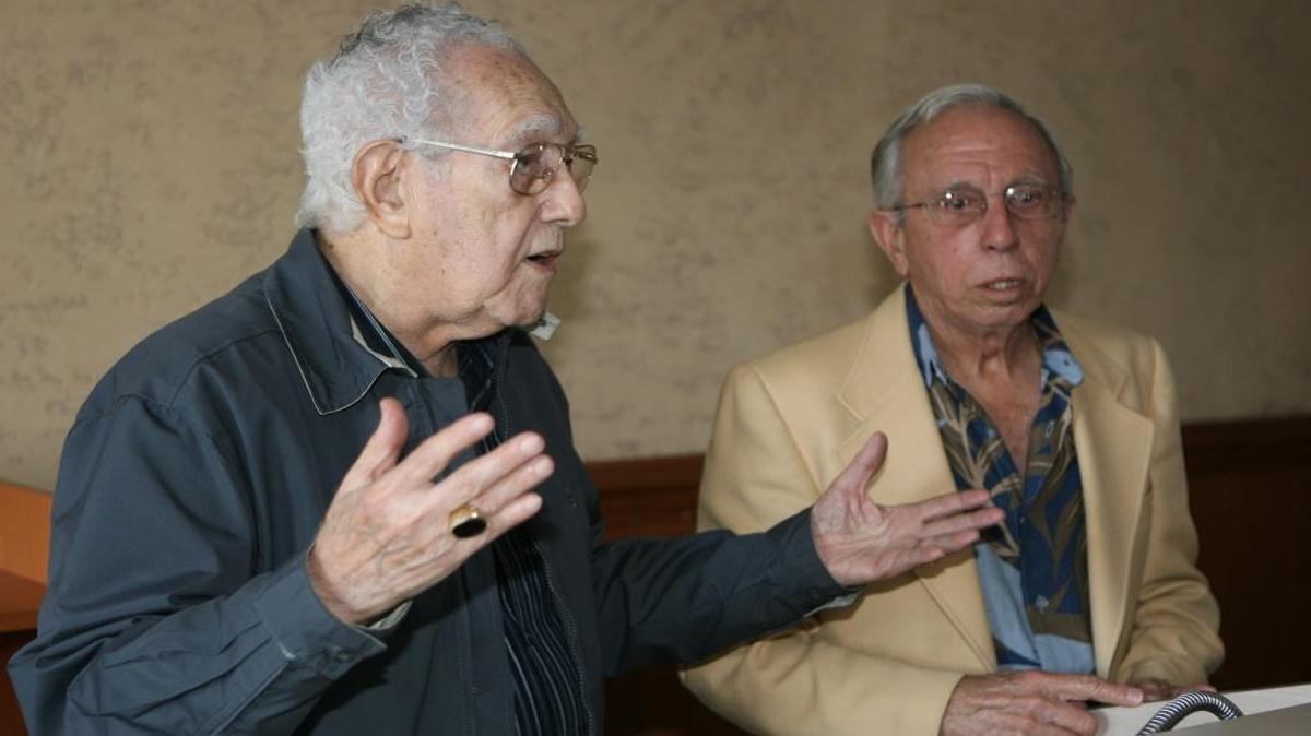 César Temes (izq.) habla durante la conferencia de prensa del Salón de la Fama del Deporte Cubano en el Versalles, el 2 de febrero del 2008. Escucha Jesús Saiz de la Mora.
