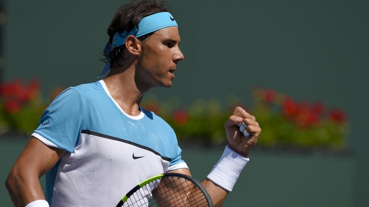 Rafael Nadal celebra un punto contra el japonés Kei Nishikori, en cuartos de final del BNP Paribas Open el viernes 18 de Marzo del 2016, en Indian Wells, Calif.
