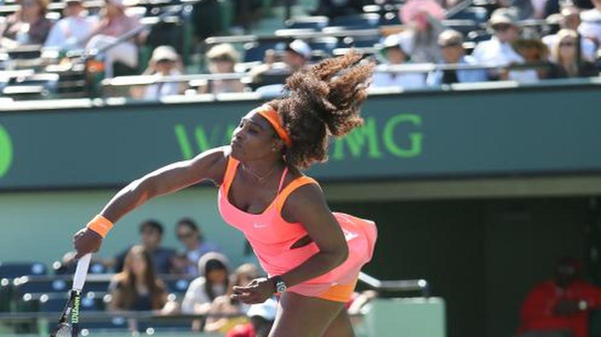 
LA ESTADOUNIDENSE Serena Williams realiza un servicio en partido frente a Catherine Bellis, el domingo en el Abierto de Miami en Crandon Park, Key Biscayne. 
