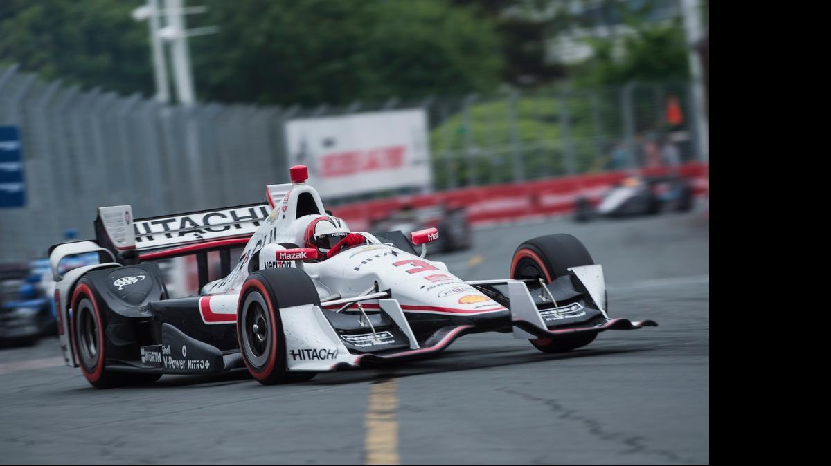 
Helio Castroneves, de Brasil,acelera en la carrera en Toronto en la Serie IndyCar, el domingo 14 de junio del 2015.
