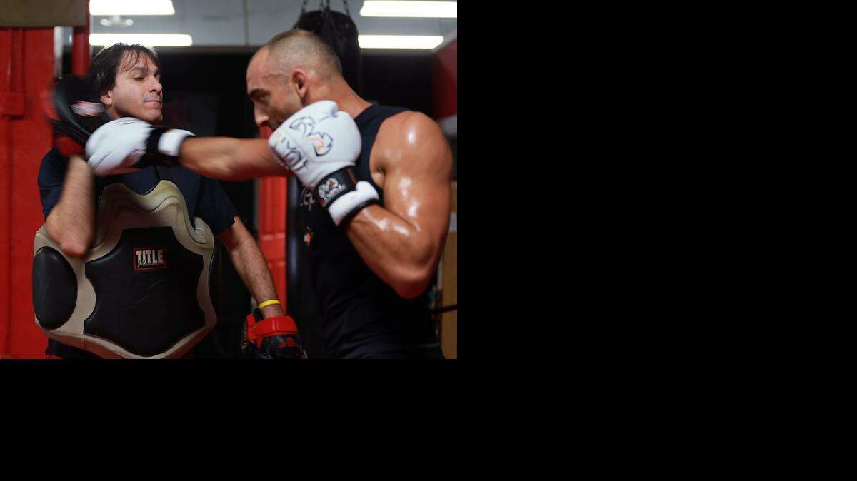 
PAULINO HERNANDEZ entrena al guerrero de MMA Asim Zaidi en el gimnasio Elite Performance de South Miami el 5 de mayo.


