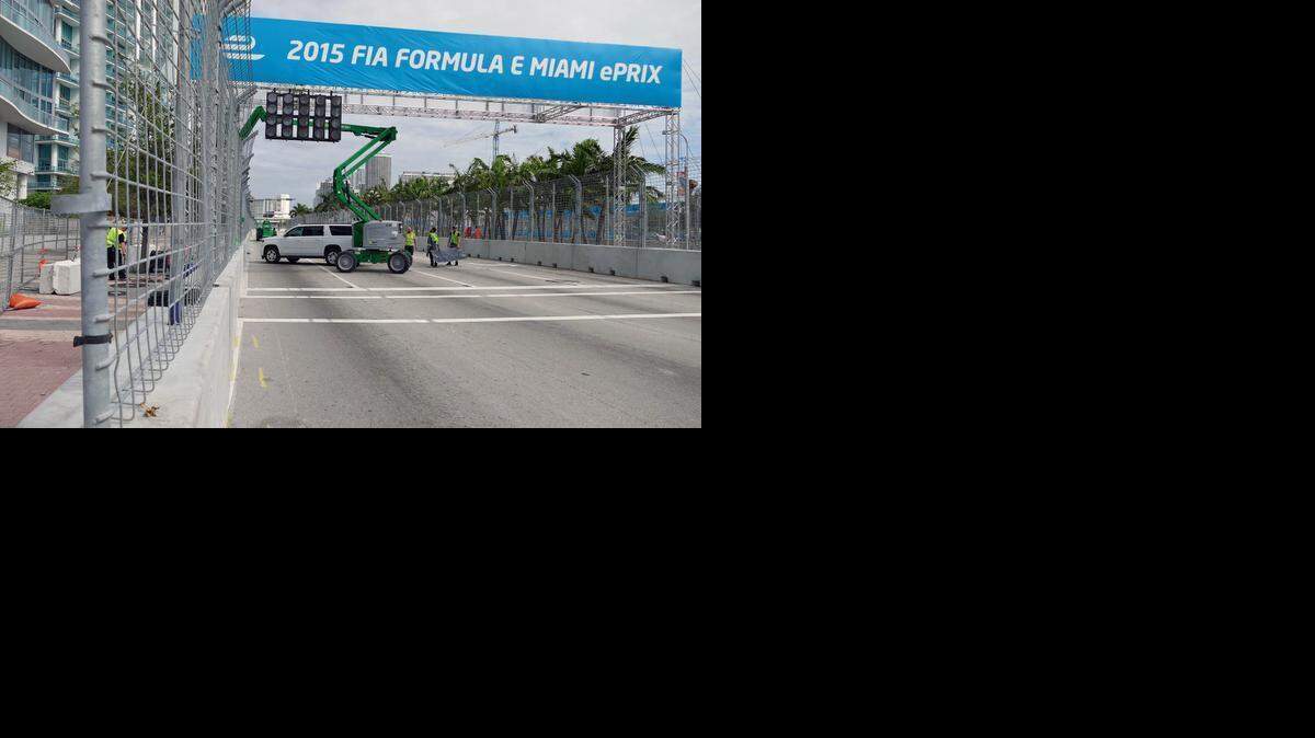 
Los trabajadores transforman Biscayve Blvd en una pista de carrera, el viernes, para el Grand Prix.
