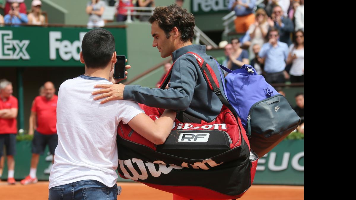 
Un adolescente saltó a la pista central de Roland Garros este domingo 24 de mayo en París para hacerse una fotografía con Roger Federer, justo después de su debut en el torneo ante el argentino Alejandro Falla, lo que provocó las críticas del legendario tenista suizo acerca de las condiciones de seguridad.
