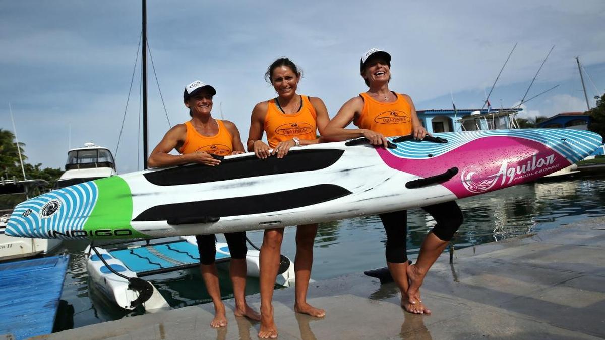 Las windsurfistas estadounidenses Aimee Spector, Cynthia Aguilar y Karen Kim Figueroa (de izq. a der.) posan el jueves 8 de junio del 2017 en La Habana, poco antes de emprender una travesía sobre tabla desde la capital cubana hasta Cayo Hueso, Florida.