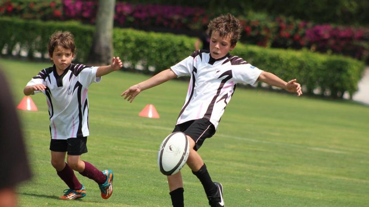 Luke Crevenat se dispone a patear, mientras Francisco Tolosa observa, en un entrenamiento del Okapi Wanderers Weston.