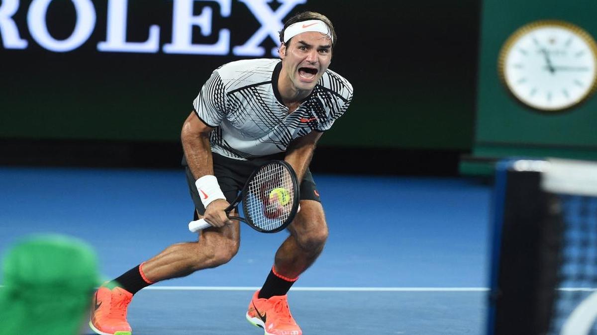 Roger Federer celebra tras ganar su título 18 en un grand slam, en enero pasado, en Melbourne, Australia.