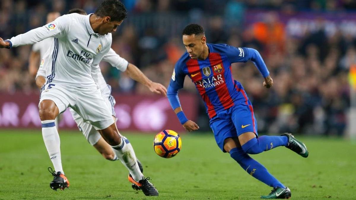 Neymar, del Barcelona, enfrenta a Raphael Varane, del Real Madrid, en el Clásico, en Camp Nou en Barcelona, España, el 3 de diciembre del 2016 cuando empataron 1-1. El próximo 29 de julio, ambas escuadras chocarán en Miami, en el primer Clásico de la historia fuera de España. 