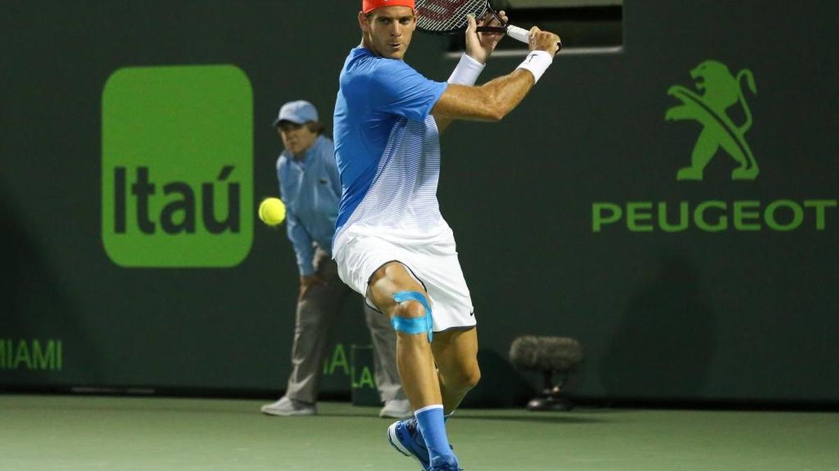 JUAN MARTIN Del Potro retorna una pelota contra su compatriota de Argentina Guido Pella, en el Miami Open de Key Biscayne el 23 de marzo del 2016.