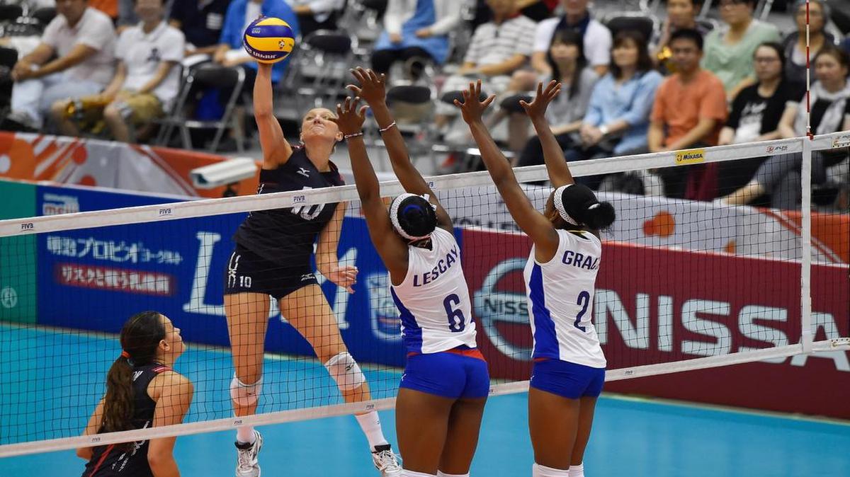 
La jugadora de Estados Jordan Larson-Burbach (#10) ataca ante la defensa de dos atletas cubanas en el partido efectuado entre ambas escuadras en el Mundial de Voleibol, el 1ro de septiembre en Okayama, Japón.
