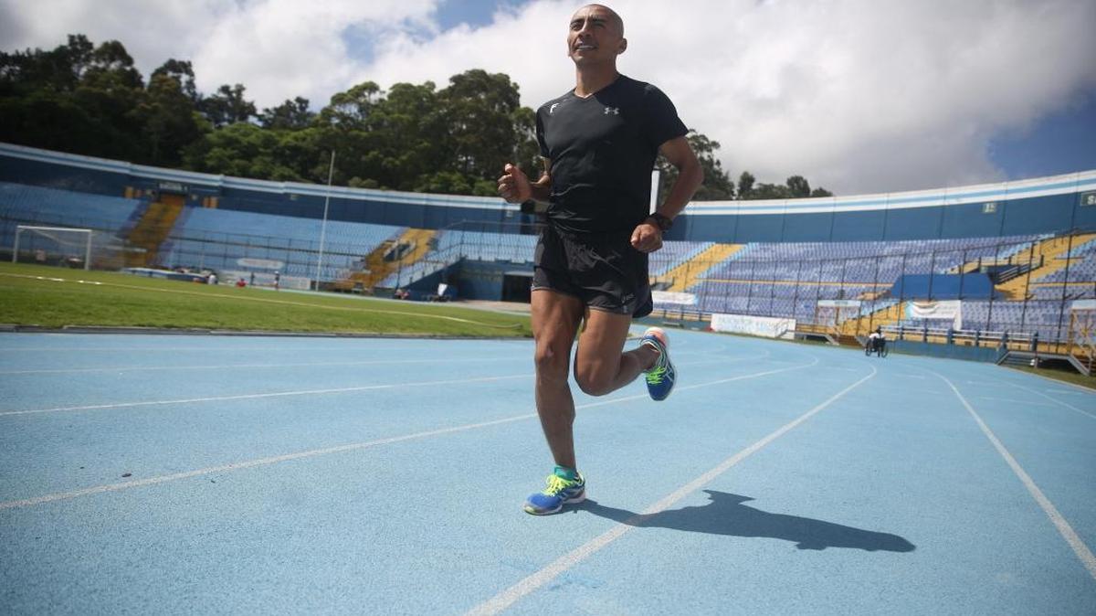 El maratonista guatemalteco José Amado García durante un entrenamiento en el estadio Doroteo Guamuch de la Ciudad de Guatemala, el 24 de julio del 2017.
