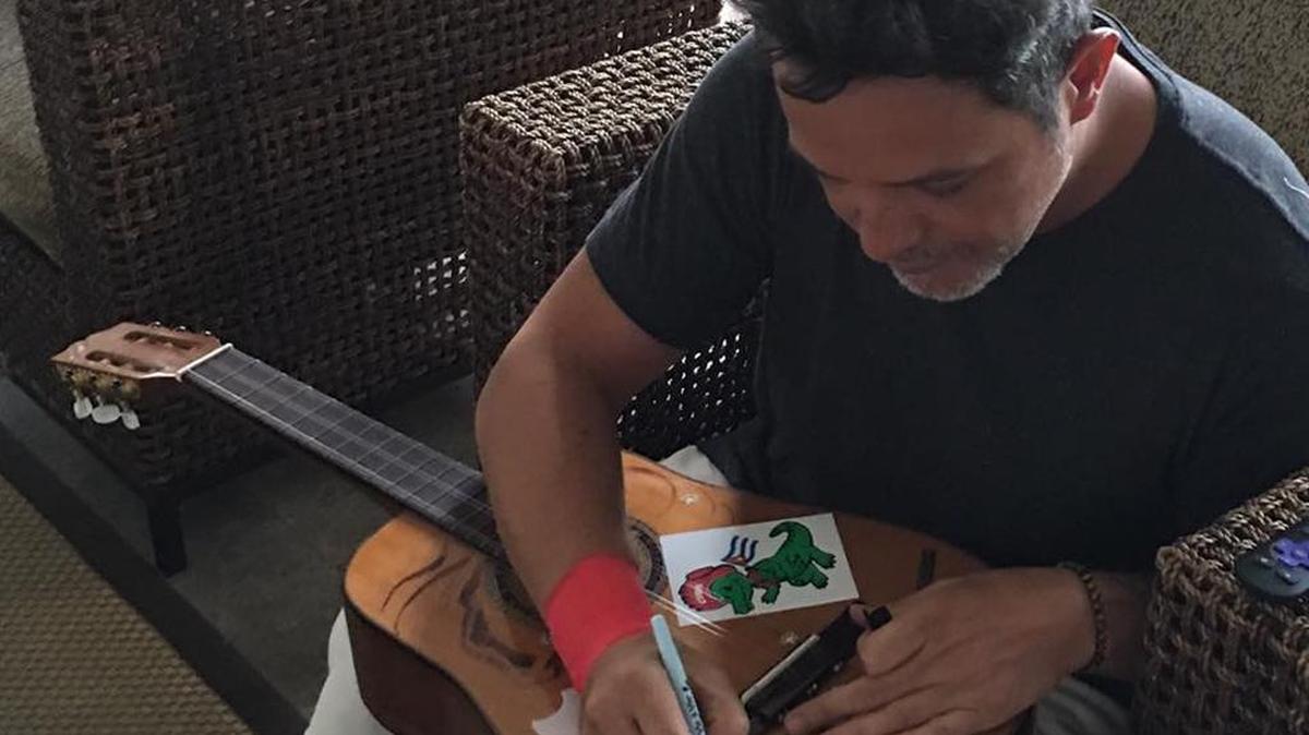 El cantante español Alejandro Sanz donó una guitarra autografiada para la rifa benéfica del próximo 7 de noviembre del 2015 en Key Biscayne.