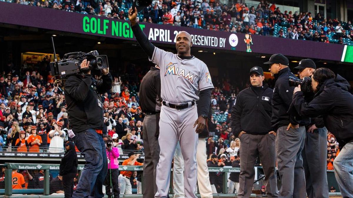 Barry Bonds, coach de los Marlins de Miami, saluda a la multitud antes del juego contra los Gigantes de San Francisco, donde fue ídolo, en el AT&T Park en 22 de abril del 2016 en San Francisco, California.
