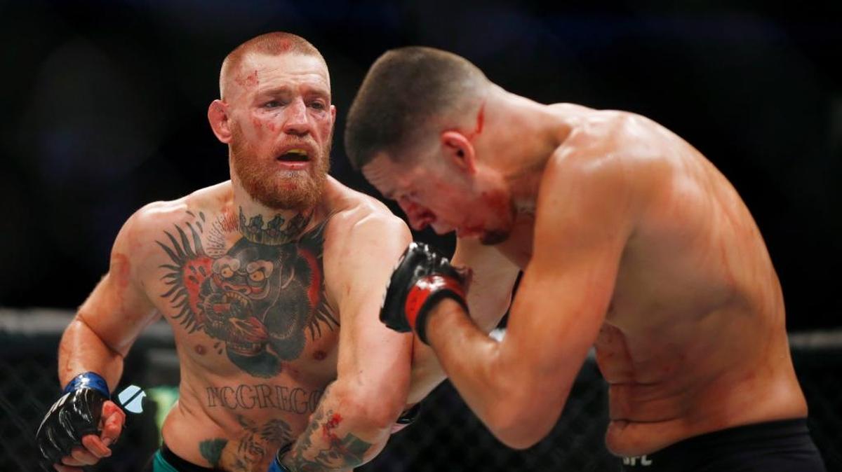 Conor McGregor (izq.) golpea a Nate Diaz el 20 de agosto del 2016, en Las Vegas.