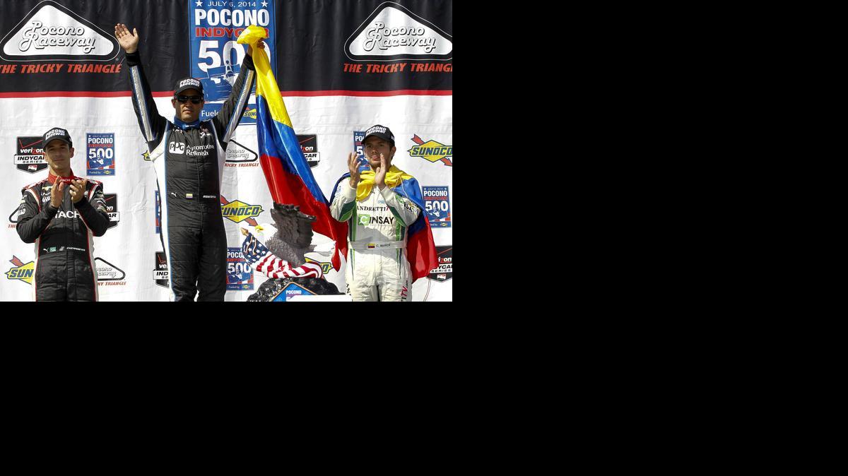 
Helio Castroneves (izq.), Juan Pablo Montoya (centro) y Carlos Huertas en el podio, en julio pasado. La serie IndyCar se prepara para el inicio de su próxima temporada.
