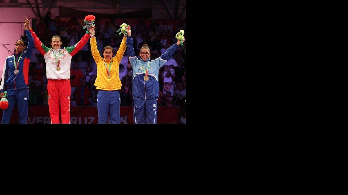 
De izq. a der. la cubana Glenhis Hernández (plata), la mexicana María del Rosario Espinoza (oro), la colombiana Sandra Venegas (bronce) y la hondureña Joselin Molina (bronce) celebran en el podio de la categoría de menos de 73 kg, el lunes 17 de noviembre del 2014, en el marco de los Juegos Centroamericanos y del Caribe Veracruz.


