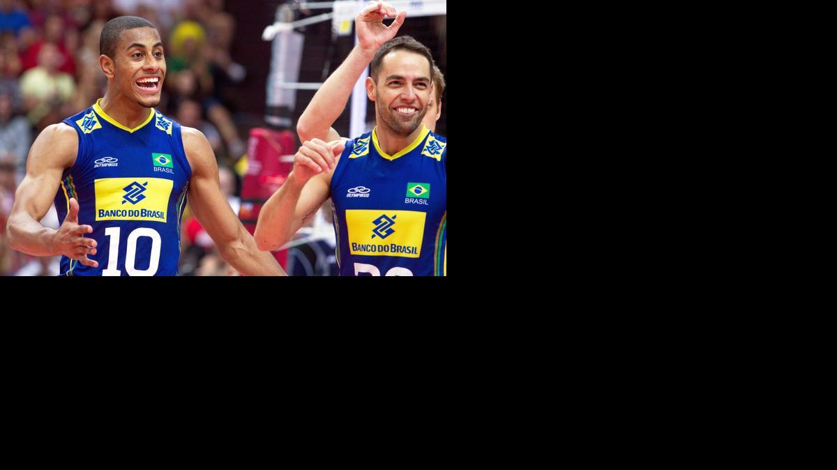
Los jugadores de Brasil Ricardo De Souza (izq.) y Raphael Vieira De Oliveira celebran un punto ante Canadá en un partido del Mundial de voleibol, celebrado el 13 de septiembre en Katowice, Polonia.


