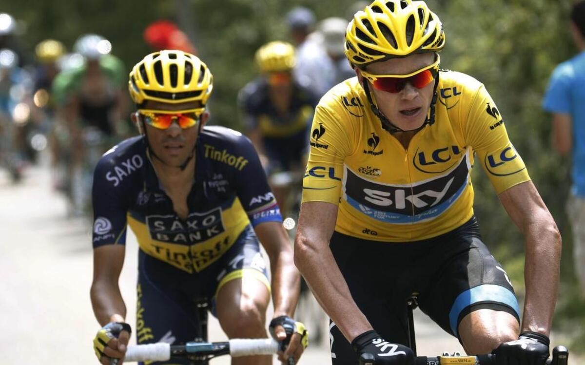 El español Alberto Contador (izq.) espera competir en el Tour de Francia con su propio equipo profesional el año próximo si consigue recaudar dinero suficiente.