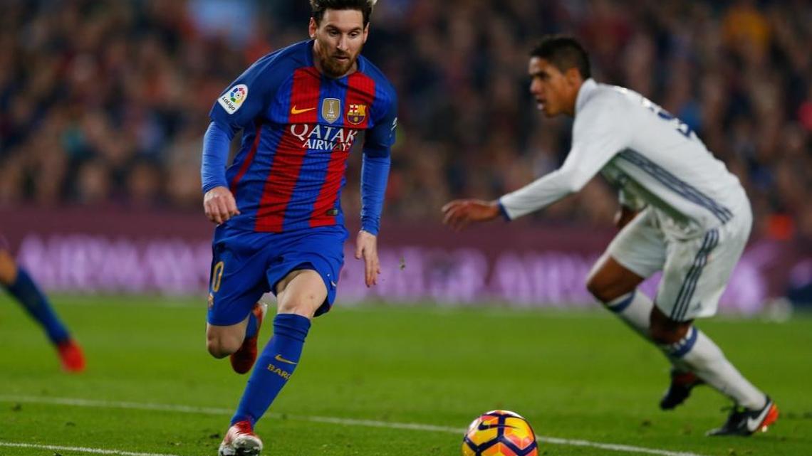 Lionel Messi, del Barcelona, esquiva a Raphael Varane, del Real Madrid, en el Clásico, en Camp Nou en Barcelona, España, el 3 de diciembre del 2016 cuando empataron 1-1. El próximo 29 de julio, ambas escuadras chocarán en Miami, en el primer Clásico de la historia fuera de España.