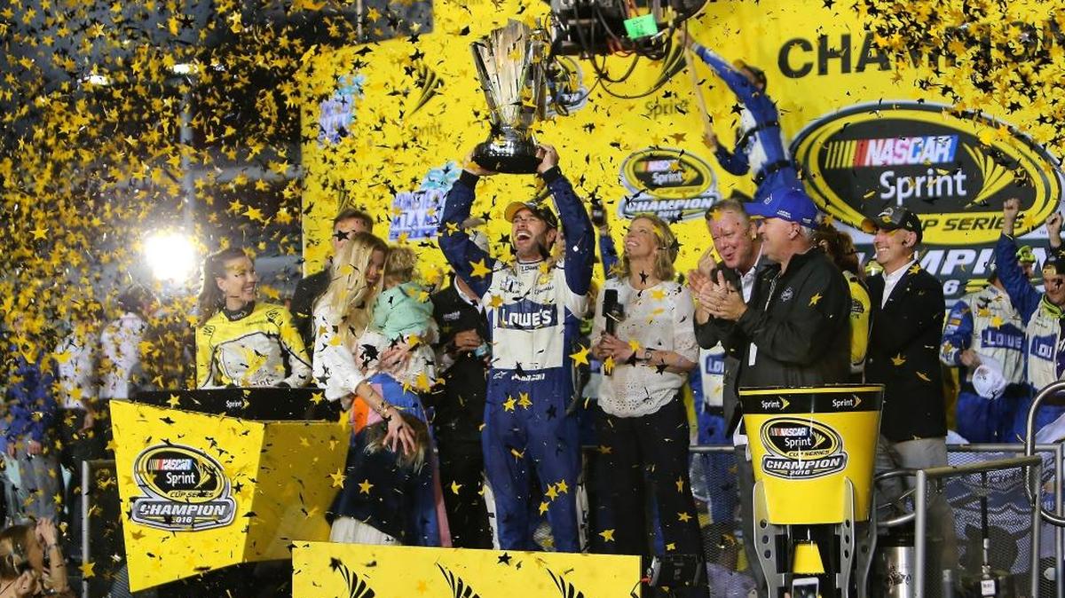 Por séptima vez, Jimmie Johnson levanta el trofeo de campeón de la NASCAR Sprint Cup, luego de haber ganado el Ford EcoBoost 400 en el autódromo internacional de Homestead-Miami, el domingo 20 de noviembre del 2016.