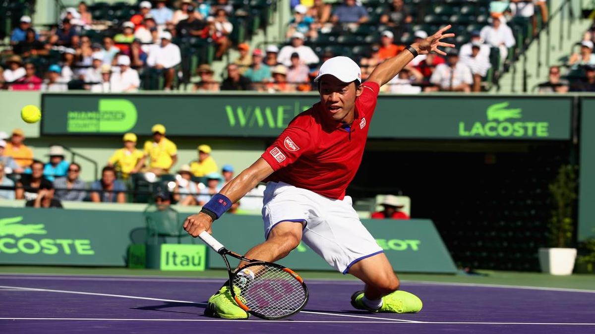 El japonés Kei Nishikori devuelve una bola a Gael Monfils, de Francia, en el partido de cuartos de final en el Miami Open, celebrado el 31 de marzo del 2016 en el Crandon Park Tennis Center, en Key Biscayne, Florida.