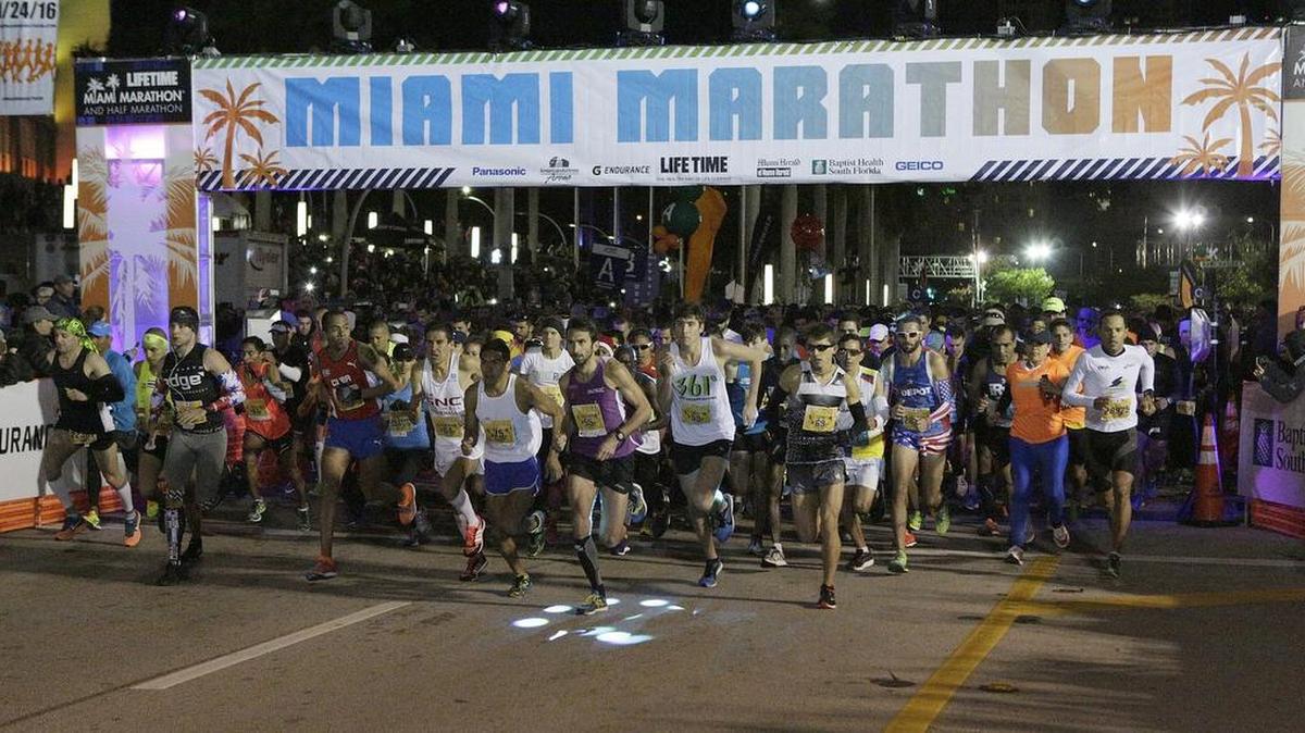 A las 6 a.m. del domingo, los atletas inician el desafío del Maratón y Medio Maratón de Miami.