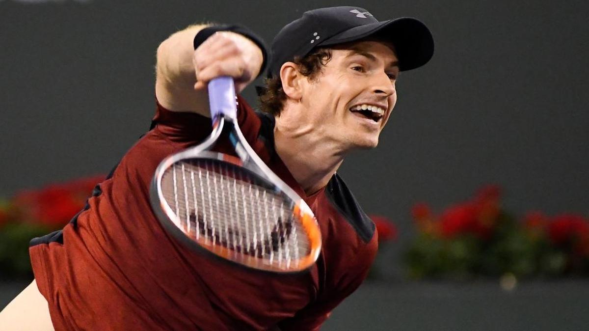Andy Murray, de Gran Bretaña, sirve durante la derrota en sets corridos contra Vasek Pospisil, de Canadá, en la segunda ronda en el BNP Paribas Open en el Indian Wells Tennis Garden, el 11 de marzo del 2017 en Indian Wells, California.