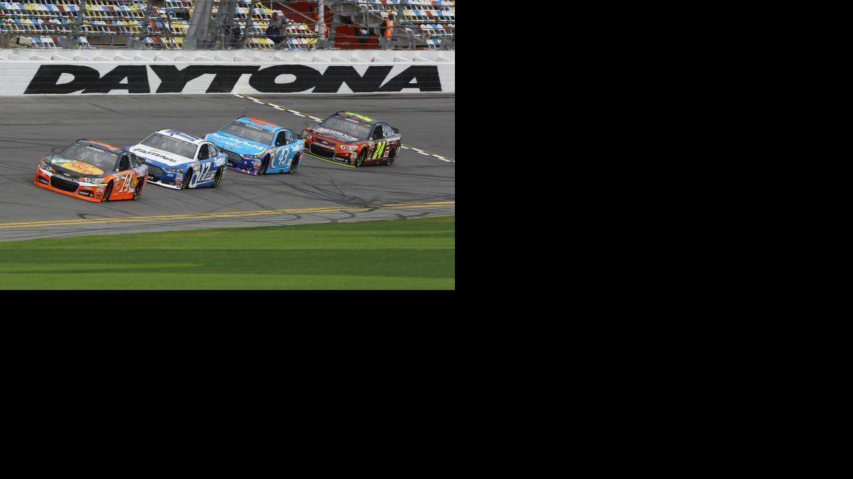 
Tony Stewart (14), Ricky Stenhouse Jr. (17), Aric Almirola (43) y Jeff Gordon (24) en las prácticas del sábado para los 500 Millas de Daytona, a correrse el domingo.
