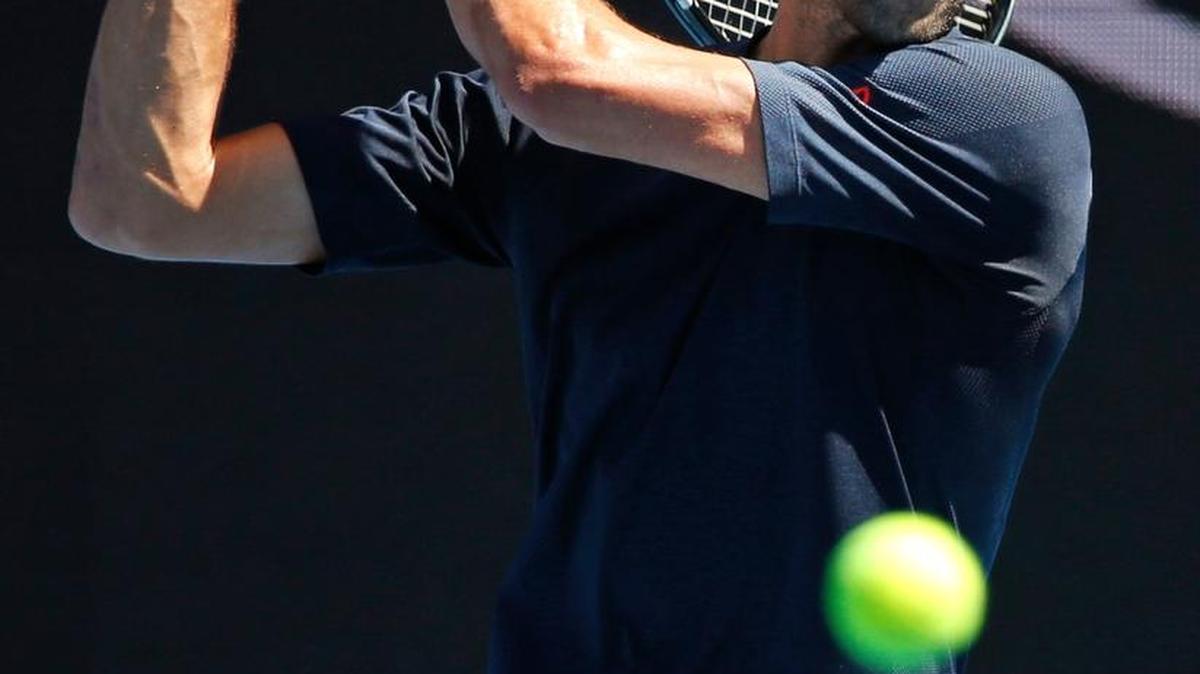 EL SERBIO Novak Djokovic durante una sesión de práctica para el Abierto de Australia.