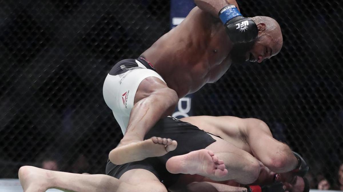 YOEL ROMERO vence por KO a Chris Weidman en la UFC 205 que tuvo lugar en Nueva York el 12 de noviembre.