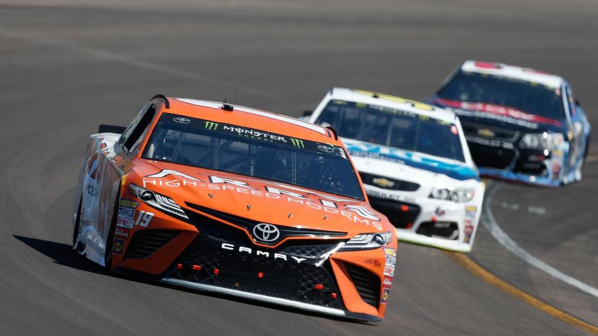 Daniel Suárez, piloto del coche #19 ARRIS Toyota, encabeza el grupo en la Monster Energy NASCAR Cup Series Camping World 500 en el Autódromo International de Phoenix, el domingo 19 de marzo del 2017 en Avondale, Arizona.