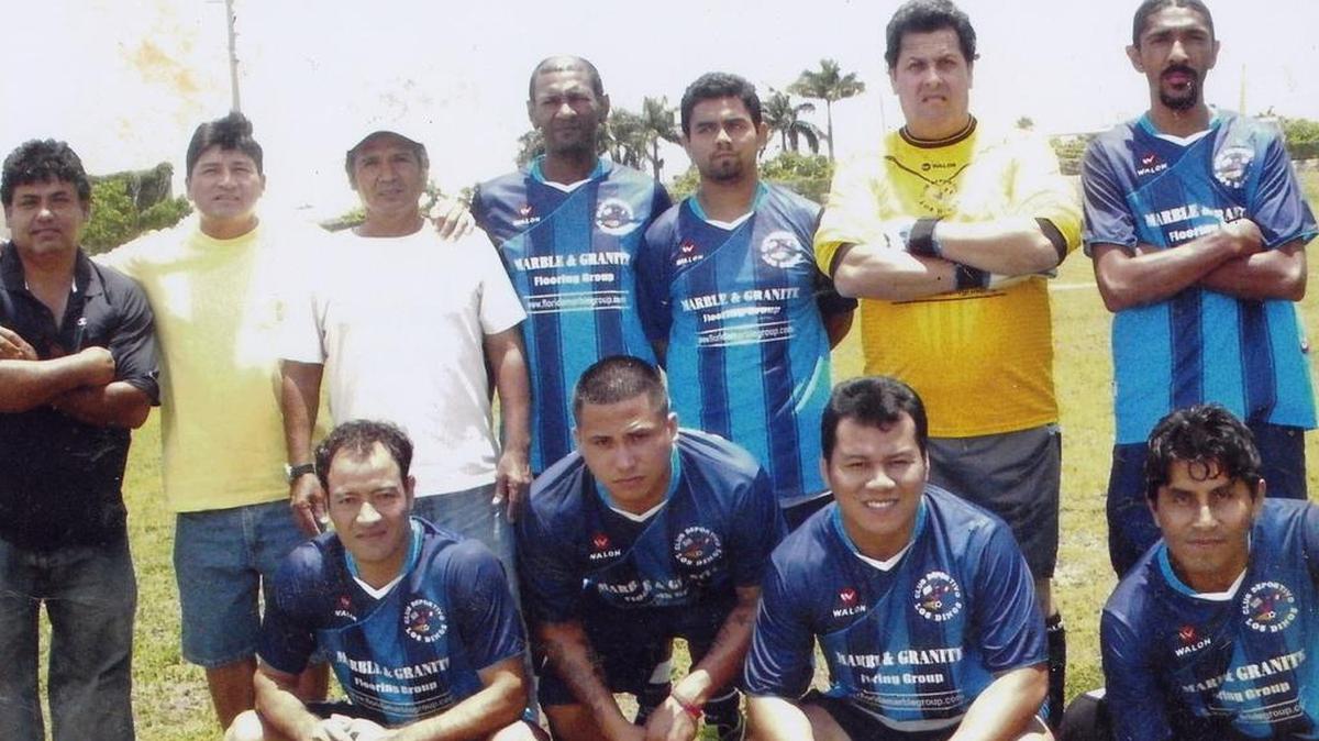 
Los Dinos juegan con su capitán Alex Echegaray y su entrenador Víctor “Chino” Rivera.
