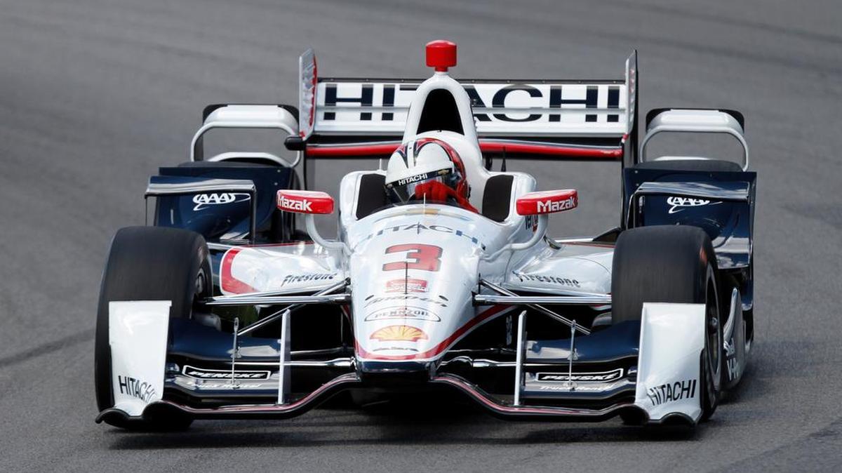 
El brasileño Helio Castroneves conduce su bólido el sábado en Lexingto, Ohio, en la clasificación.
