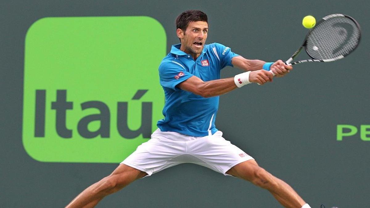 Novak Djokovic devuelve una pelota en el partido contra Dominic Thiem, efectuado el 29 de marzo del 2016 en Key Biscayne, en Florida.