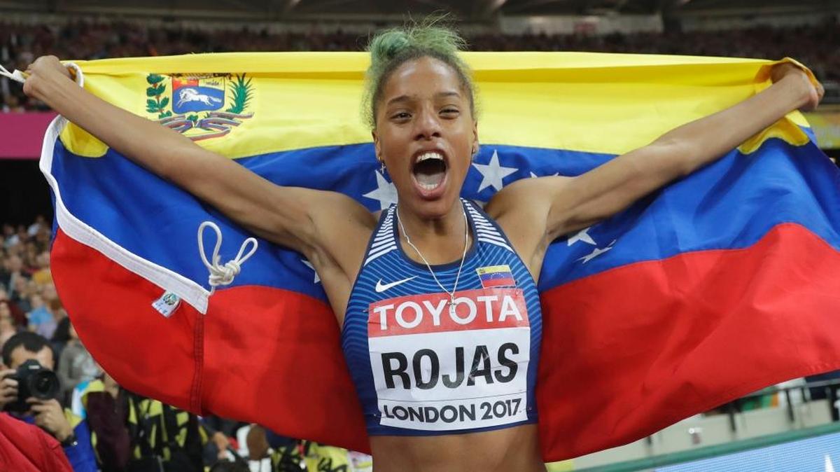 Yulimar Rojas celebra tras ganar la medalla de oro en la final del triple salto en el Mundial de Londres, el 7 de agosto del 2017.