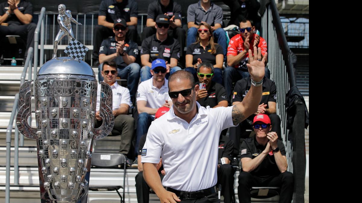 
El brasileño Tony Kanaan saluda frente al trofeo Borg-Warner, el sábado en el autódromo de Indianápolis.

