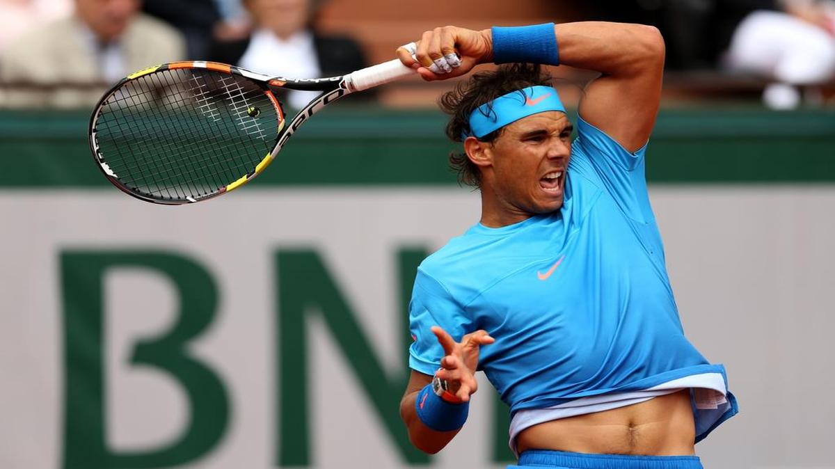
El español Rafael Nadal devuelve una pelota ante Quentin Halys en la primera ronda del Abierto de Francia el martes 26 de mayo de 2015, en París.
