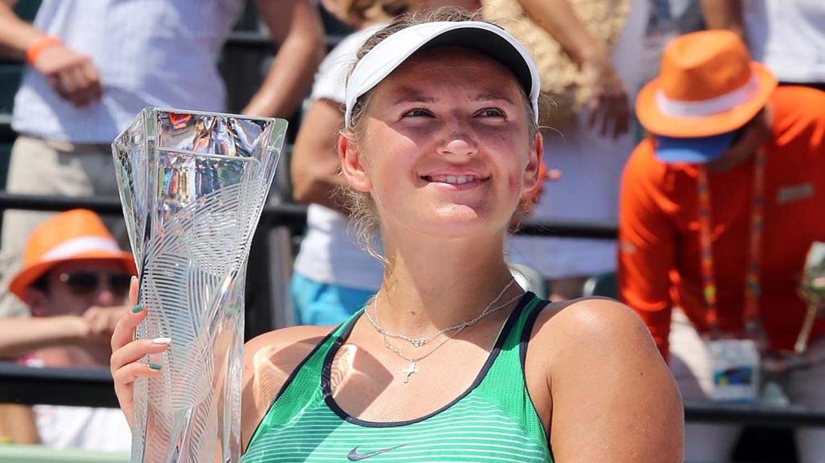 La bielorrusa Victoria Azarenka sostiene el trofeo de campeona del Miami Open que ganó tras derrotar en la final a la rusa Svetlana Kuznetsova, el sábado 2 de abril del 2016 en los terrenos del Crandon Park Tennis Center, en Key Biscayne, Florida.