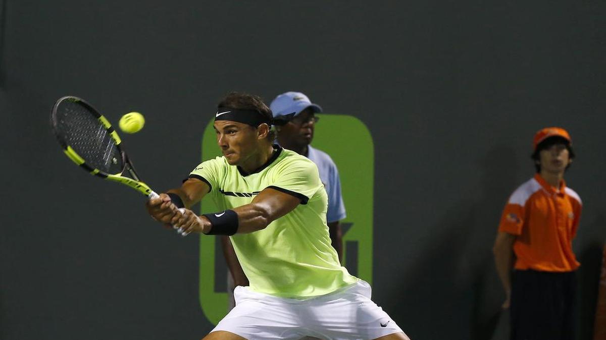 Rafael Nadal devuelve una pelota en el partido de cuartos de final ante el estadounidense Jack Sock, el miércoles 29 de marzo del 2017 en el Miami Open, torneo que se celebra en Key Biscayne, Florida.