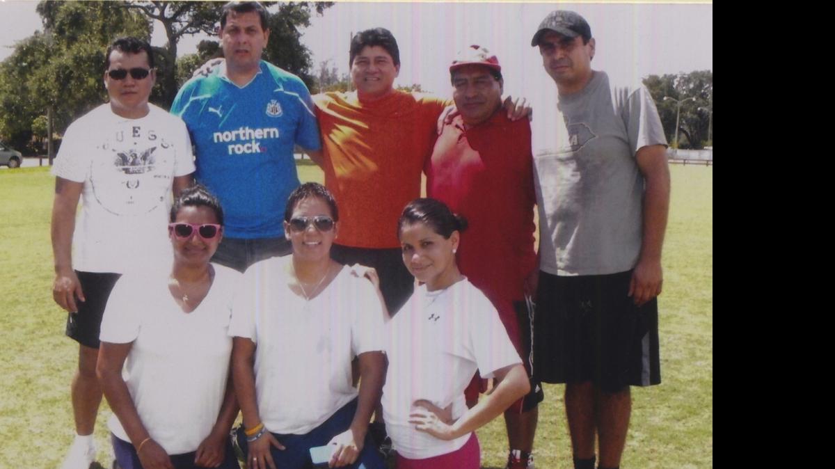 
Los Dinos de Broward con su capitán Gabriel “Bugie” Carrión y su director técnico Edgard Aliaga.
