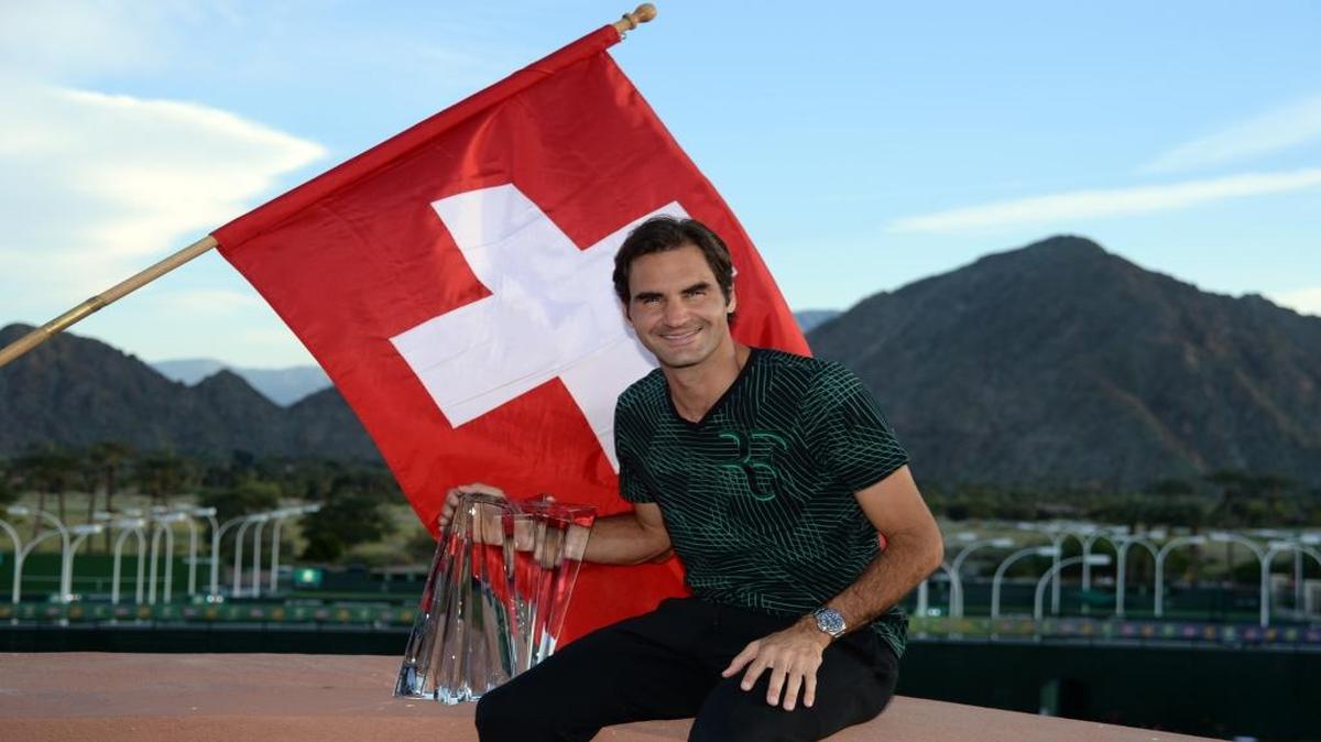 Roger Federer celebra con la bandera suiza tras derrotar a su compatriota Stanislas Wawrinka en la final en el BNP Paribas Open en el Indian Wells Tennis Garden, el 19 de marzo del 2017 en Indian Wells, California.