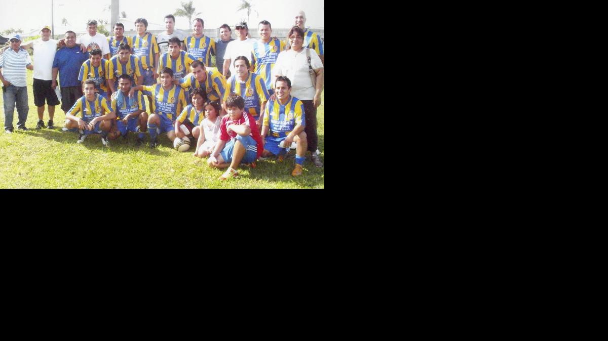 
Los Dinos juegan con su capitán Alex Echegaray y su entrenador Víctor “Chino” Rivera.
