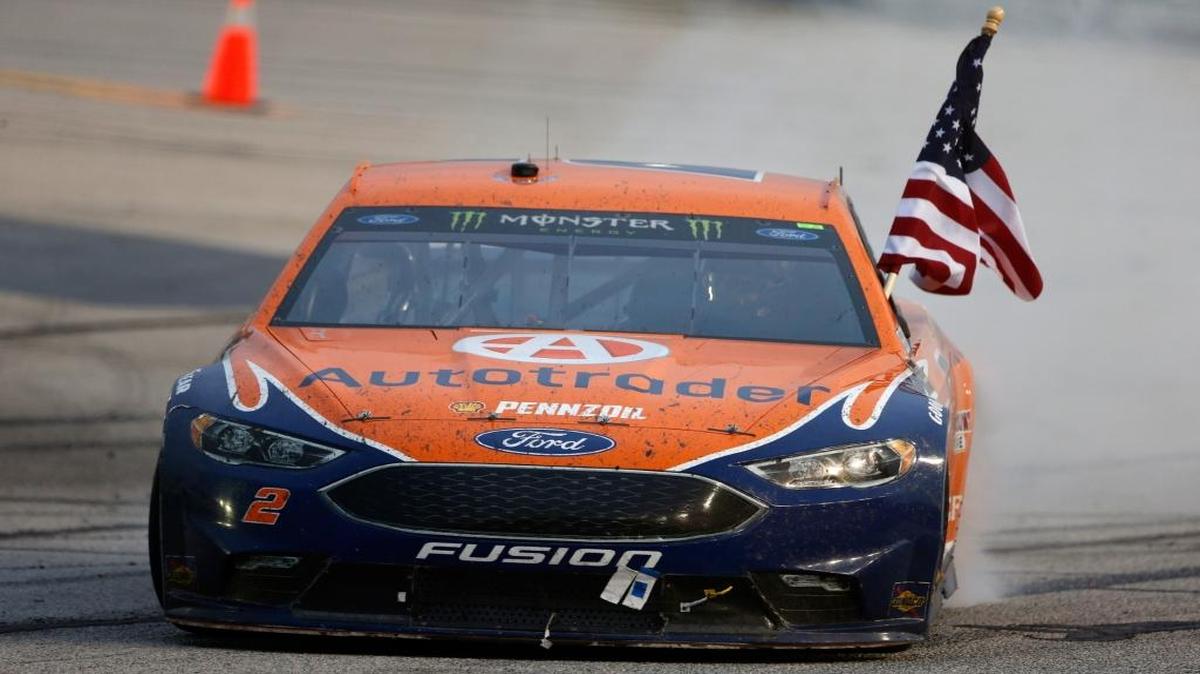 Brad Keselowski, piloto del coche #2 Autotrader Ford, celebra en la Monster Energy NASCAR Cup, el domingo.